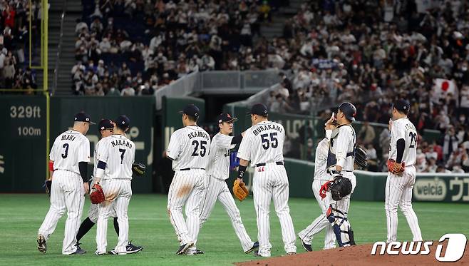 10일 오후 일본 도쿄돔에서 열린 2023 월드베이스볼클래식(WBC) B조 1라운드 대한민국과 일본의 경기, 13대4 대승을 거둔 일본 대표팀 선수들이 기쁨을 나누고 있다. 2023.3.10/뉴스1 ⓒ News1 김진환 기자