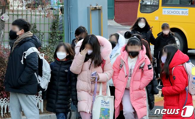 초등학생들이 등교하고 있다. /뉴스1 ⓒ News1 장수영 기자