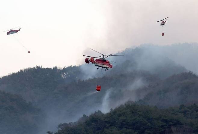 산불 진화 헬기들이 지난 8일 오후 경남 합천군 월평리 일원 야산에서 발생한 산불을 진화하고 있다. [사진=연합뉴스]