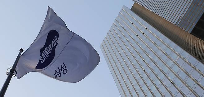 서울 서초구 삼성전자 서초사옥 앞 게양대에서 삼성 깃발이 바람에 나부끼고 있다. /뉴스1 ⓒ News1 민경석 기자