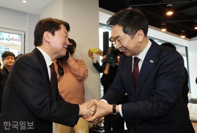 국민의힘 김기현(오른쪽) 대표가 13일 오후 서울 여의도 국회 인근 카페에서 안철수 의원과 만나 악수하고 있다. 고영권 기자