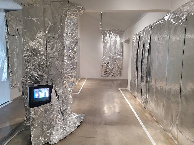 An installation view of "As If Nothing … The Artistic Meandering of Sung Neung Kyung" at Baik Art in Seoul (Park Yuna/The Korea Herald)