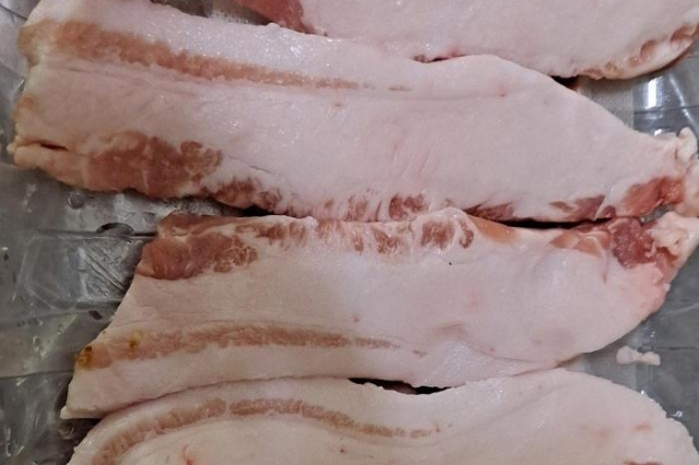 한 온라인 커뮤니티에 올라온 '할인 삼겹살' 구매 후기 사진. 고기의 80~90%가 비계로 이루어져 있다. 온라인 커뮤니티 캡처