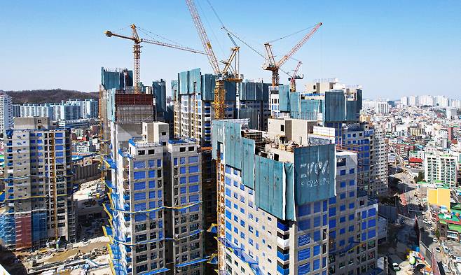 화물연대 파업 등의 이유로 입주가 연기된 단지들이 지연보상금을 놓고 갈등이 커지고 있다. 사진은 당초 오는 6월에서 11월로 입주가 연기된 천안 봉명동 이안그랑센텀 전경.  <이승환 기자>