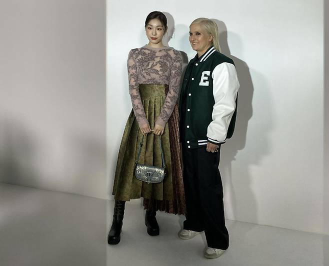 프랑스 명품 브랜드 디올의 수석디자이너 마리아 그라치아 키우리와 김연아가 지난해 4월 이화여자대학교에서 열린 ‘2022 가을 여성 컬렉션’ 패션쇼에 참석했다. [사진 출처 = 김연아 인스타그램]