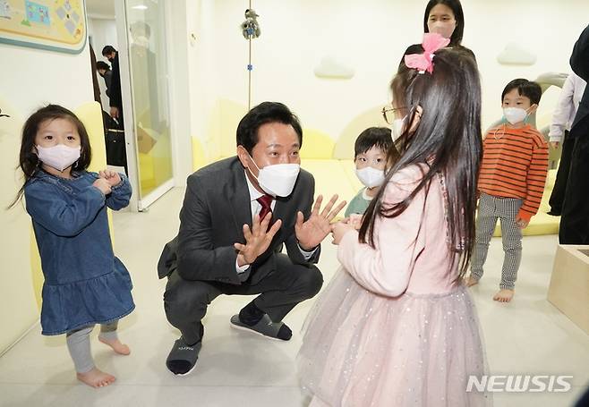 [서울=뉴시스]지난해 12월7일 서울형 키즈카페 2호 중랑점을 찾은 오세훈 서울시장. (사진=서울시 제공). 2022.12.07. photo@newsis.com