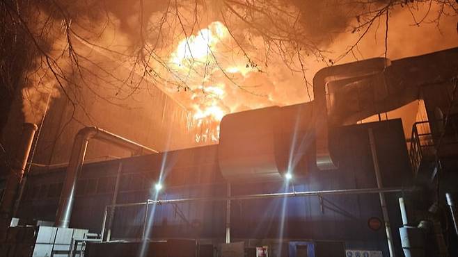 12일 오후 10시 대전 대덕구 한국타이어 공장에서 난 화재로 발생한 연기와 화염이 하늘로 치솟고 있다. 대전소방본부 제공