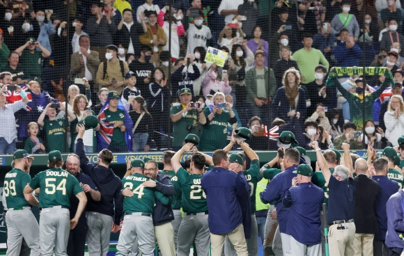 승자는 호주 - 13일 일본 도쿄돔에서 열린 2023 월드베이스볼클래식(WBC) B조 본선 1라운드 호주와 체코의 경기에서 승리를 거둔 호주 선수들이 기뻐하고 있다. 도쿄 연합뉴스