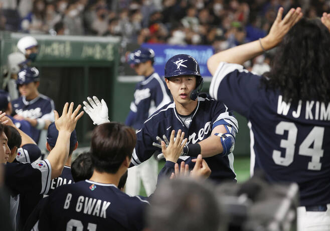 한국 박건우가 4회 만루홈런을 친 뒤 동료들과 조용히 기쁨을 나누고 있다. 연합뉴스
