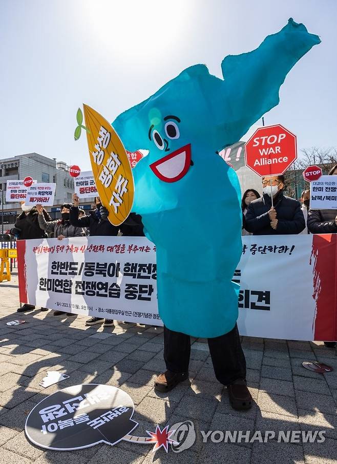 한미 군사연습 중단 촉구 퍼포먼스 (서울=연합뉴스) 황광모 기자 = 한국과 미국 양국의 연합군이 '자유의 방패'(프리덤실드·FS) 연합연습을 시작한 13일 오전 서울 용산구 대통령실 인근에서 평화와 통일을 여는 사람들 주최로 열린 기자회견에서 참석자들이 '신냉전적 대결 중단' 촉구를 요구하는 퍼포먼스를 하고 있다. 2023.3.13 hkmpooh@yna.co.kr