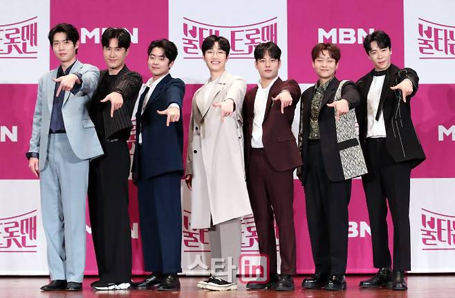 [이데일리 스타in 노진환 기자] MBN 초대형 트롯 오디션 ‘불타는 트롯맨’ 기자간담회가 14일 오후 서울 마포구 상암동 누리꿈스퀘어 비즈니스타워에서 열렸다, 가수 손태진(왼쪽부터), 신성, 박민수, 공훈, 김중연, 민수현, 에녹이 취재진을 향해 포즈를 취하고 있다.