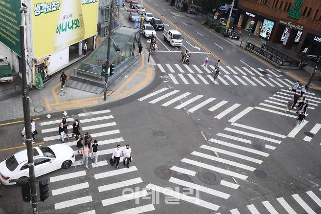 차량들이 서울 용산구 한 교차로에서 우회전을 하기 위해 멈춰 서있다.(사진=이영훈 기자)
