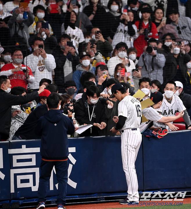 오타니 쇼헤이가 지난 6일 오사카 교세라돔에서 열린 한신 타이거스와의 평가전을 앞두고 팬들에게 일일이 사인을 해주고 있다. 오사카=허상욱 기자wook@sportschosun.com