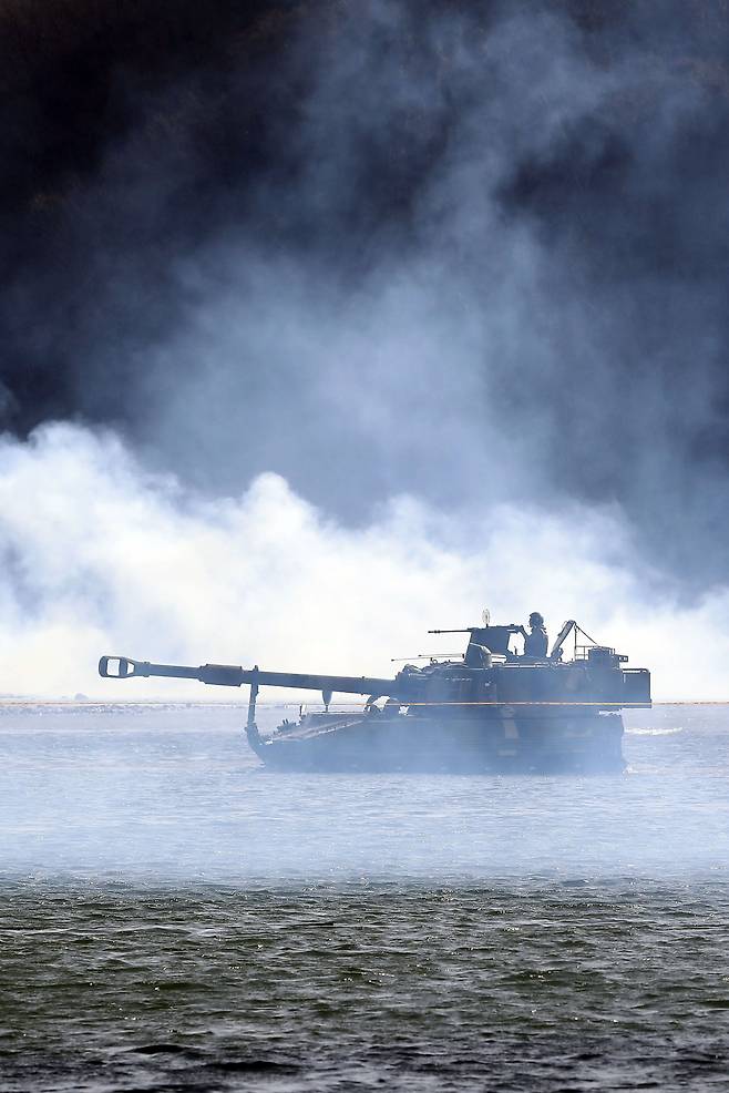 한미연합연습 '자유의 방패'가 시작된 13일 경기 연천군 임진강에서 한미 군이 훈련을 하고 있다. 이번 훈련에서 양국은 북한의 핵·미사일 고도화와 우크라이나 전쟁 발발 등 변화된 안보환경을 반영한 시나리오를 기반으로 맞춤형 연습을 실시해 동맹의 대응능력을 강화할 계획이다. /뉴시스