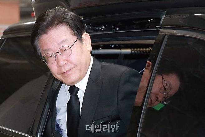이재명 더불어민주당 대표가 지난 10일 오후 경기 성남시 수정구 성남시의료원 장례식장에 마련된 경기지사 시절 초대 비서실장 전모 씨의 빈소에 들어서고 있다. ⓒ데일리안 김민호 기자