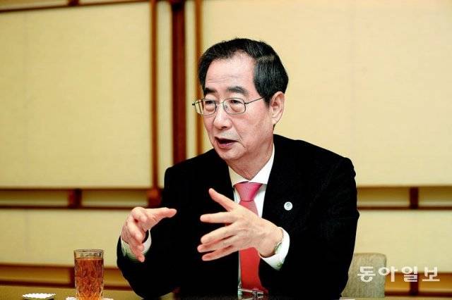 한덕수 국무총리가 13일 서울 종로구 삼청동 총리공관에서 동아일보와 인터뷰하고 있다. 한 총리는 일제강점기 강제징용 피해자 배상 
해법에 대해 “한일 간에 고통스러운 과거가 있었지만 이제는 우리 미래를 짊어지고 나갈 젊은이들이 (여기에) 머무르지 말고 새로운 
시대로 나아가야 한다”고 말했다. 그는 “한일관계가 큰 틀에서 미래를 향해 가는 것이 절실하다”는 점을 여러 차례 강조했다. 
김동주 기자 zoo@donga.com