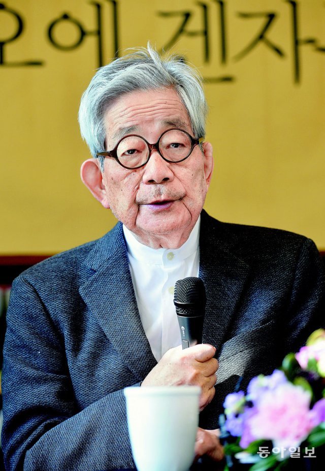 3일 별세한 일본 작가 오에 겐자부로는 전후 세대를 대표하는 일본 지성의 양심으로 통했다. 동아일보DB