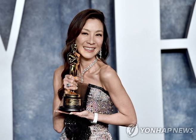 Michelle Yeoh, winner of the Oscar for lead actress, arrives at the Vanity Fair Oscar Party on Sunday, March 12, 2023, at the Wallis Annenberg Center for the Performing Arts in Beverly Hills, Calif. (Photo by Evan Agostini/Invision/AP) 031223129006 /사진=연합뉴스