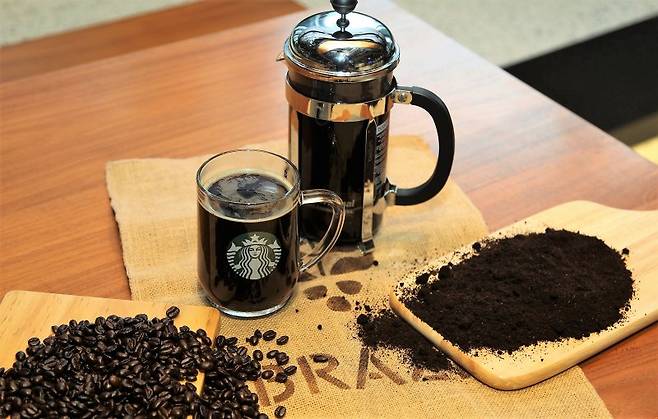 스타벅스코리아는 14일 환경부 소속 한강유역환경청으로부터 커피찌꺼기에 대한 '순환자원 인정'을 받았다. 스타벅스코리아 제공