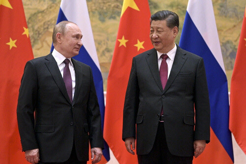 시진핑 중국 국가주석(오른쪽)이 지난해 2월 우크라이나 전쟁 발생에 앞서 베이징을 방문한 블라디미르 푸틴 러시아 대통령과 만나 대화하고 있다. AP연합뉴스