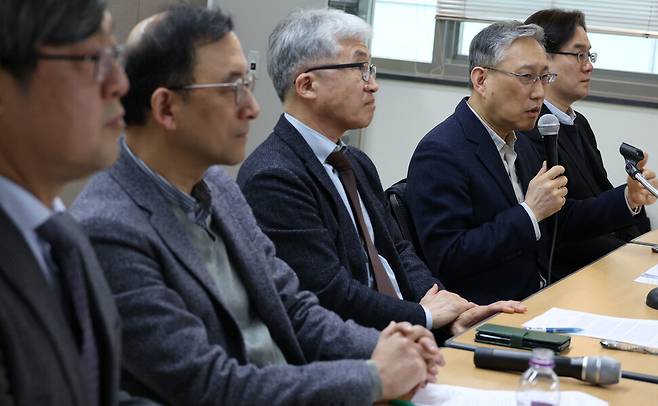 서울대 민주평등사회를 위한 전국교수연구자협의회(민교협) 교수들이 14일 오전 서울대 관정도서관 별관에서 강제징용 배상협상과 관련해 기자회견을 하고 있다. 윤운식 선임기자 yws@hani.co.kr