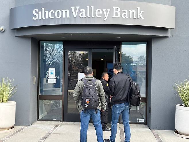 13일(현지시각) 예금 인출 위해 미국 캘리포니아주 샌타클래라에 있는 실리콘밸리은행(SVB) 본사에 고객들이 들어서고 있다. 들어서는 고객. 연합뉴스