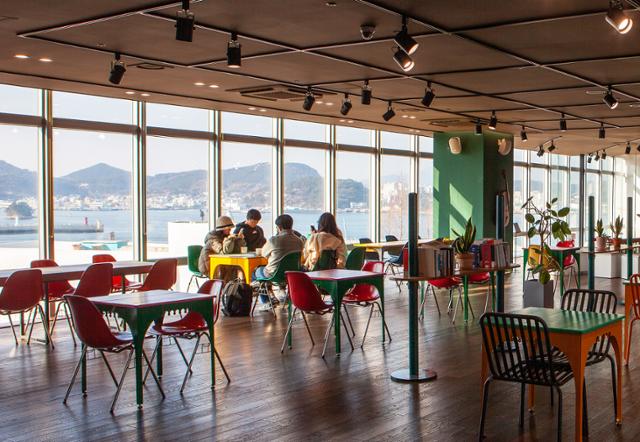 창밖으로 시원하게 바다가 보이는 통영국제음악당 브런치 카페. 한국관광공사 제공