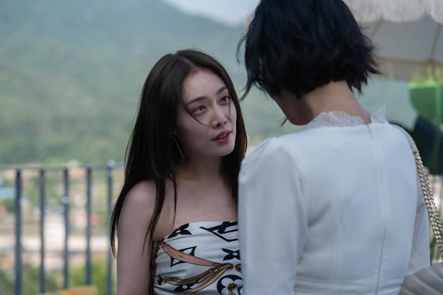 배우 김히어라가 맡은 역할인 사라는 대형 교회 목사 딸이자 마약 중독자다. 넷플릭스 제공