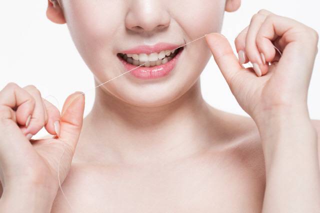 치실은 치아 사이사이를 꼼꼼히 닦을 수 있도록 도와 충치 예방뿐만 아니라 입 냄새 제거에도 효과적이다./사진=클립아트코리아