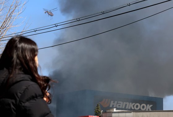 13일 오전 대전시 대덕구 목상동 한국타이어 공장에서 난 불로 인한 매캐한 연기가 인근 마을을 뒤덮자 시민들이 불안한 표정으로 발길을 옮기고 있다. 연합뉴스