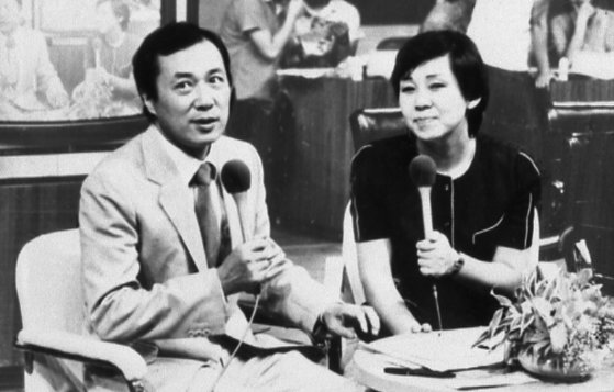 1983년 7월17일 KBS 이산가족찾기 생방송에서 유철종 아나운서(좌)가 이지연씨와 함께 사회를 보고 있다. 중앙포토