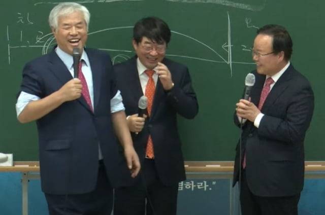 전광훈 사랑제일교회 목사(왼쪽) 예배에 참석한 김재원 국민의힘 최고위원(오른쪽). / 사진=유튜브 너알아TV 캡처