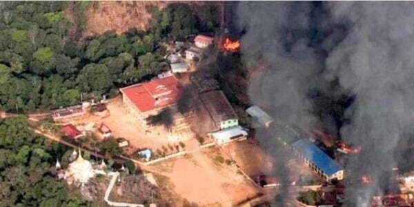 미얀마군 공격받아 불타는 마을. /사진=연합뉴스