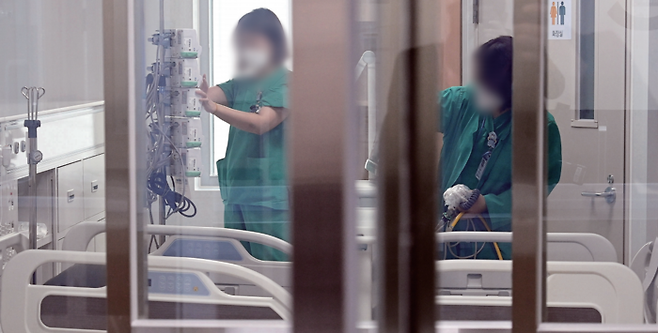 서울의 한 대형종합병원에서 간호사들이 병상을 정리하고 있다. 경향신문 자료사진