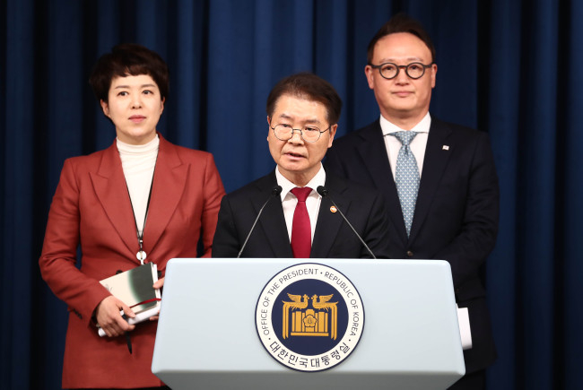 이정식 고용노동부 장관(가운데)이 지난달 20일 서울 용산구 대통령실에서 노조 회계에 대해 브리핑을 하고 있다. 대통령실사진기자단