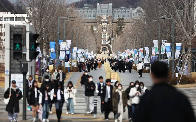 지난 3일 서울 연세대학교 교문 주변이 새 학기를 맞아 등교한 학생들로 북적이고 있다. 연합뉴스
