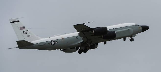 14일  RC-135S 코브라볼 등 미국의 최신 정찰기들이 동해와 서해 상공에 모습을 드러냈다.