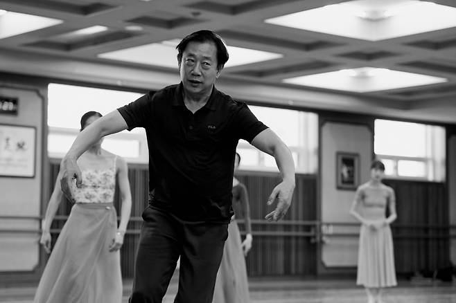 Artistic director Liu Bingxian of the Universal Ballet watches dancers practice "Korea Emotion." (Universal Ballet)