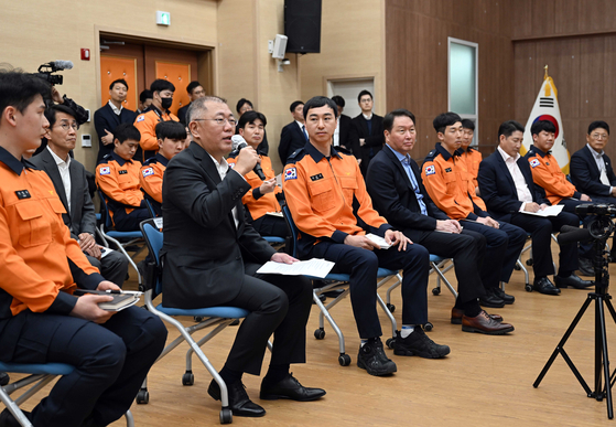 Hyundai Motor Group Executive Chair Euisun Chung talks with firefighters at the Ulsan Fire Department Tuesday. [HYUNDAI MOTOR]