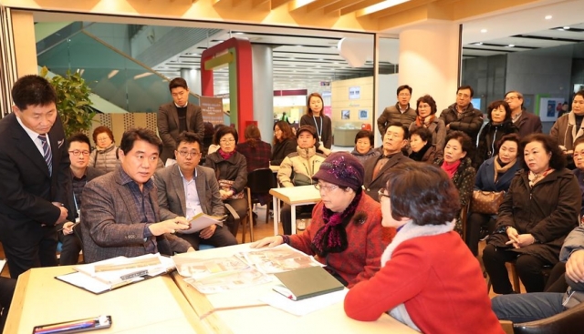 박준희 관악구청장(왼쪽 네번째)이 주민들과 관악청에서 민원 상담을 진행하고 있는 모습. 관악구 제공