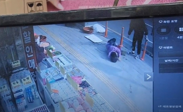 울산 남구 대로변. 노점 단속 과정에서 단속원과 실랑이를 벌이던 60대 여성이 넘어지는 장면. 유튜브 영상 캡처