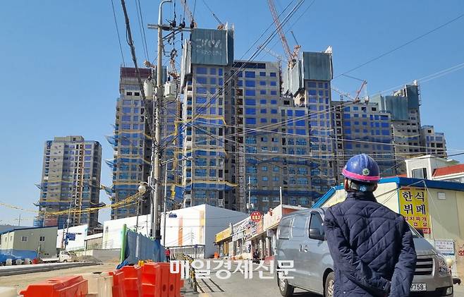 화물연대 파업 등의 이유로 입주가 연기된 단지들이 지연보상금을 놓고 갈등이 커지고 있다. 사진은 당초 오는 6월에서 11월로 입주가 연기된 천안 봉명동 이안그랑센텀 전경. 2023.3.13. [이승환 기자]