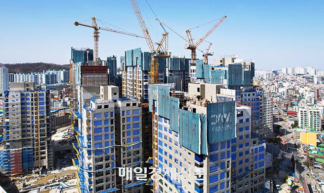 화물연대 파업 등의 이유로 입주가 연기된 단지들이 지연보상금을 놓고 갈등이 커지고 있다. 사진은 당초 오는 6월에서 11월로 입주가 연기된 천안 봉명동 이안그랑센텀 전경. 2023.3.13. [이승환 기자]