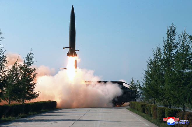 ‘북한판 이스칸데르’로 추정되는 발사체가 이동식 발사차량(TEL)에서 공중으로 치솟고 있는 모습.[조선중앙통신/매경DB]