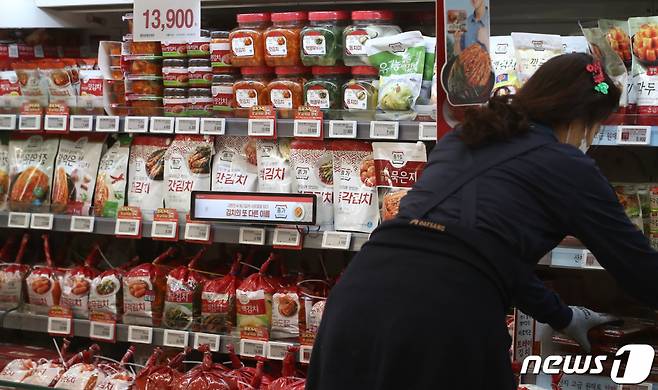 (서울=뉴스1) 김민지 기자 = 13일 서울 시내 대형마트에 김치가 진열돼 있다.  한국농수산식품유통공사(aT)에 따르면 올해 1월 농수산식품 수출액은 지난해 동기보다 12.2% 감소한 약 8억5000만달러로 집계됐다.  신선식품에서 김치 수출액은 11.3% 감소했고 수산식품 수출액 중 가장 큰 비중을 차지했던 김 수출액은 21.4% 감소했다. 2023.3.13/뉴스1  Copyright (C) 뉴스1. All rights reserved. 무단 전재 및 재배포 금지.