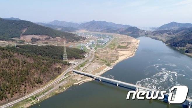 창녕·함안보 하류 낙동강이 흐르고 있다. /사진=뉴스1