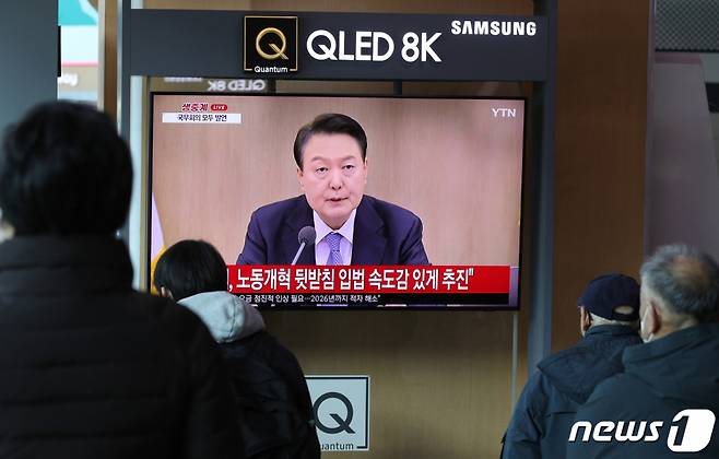 (서울=뉴스1) 신웅수 기자 = 21일 오전 서울역 대합실에서 시민들이 윤석열 대통령의 국무회의 모두발언을 생방송으로 시청하고 있다.  윤 대통령은 이날 국무회의에서 "아직도 건설 현장에서는 기득권 강성노조가 금품요구, 채용강요, 공사방해와 같은 불법행위를 공공연하게 자행하고 있다"며 건설 현장의 불법, 부당행위 근절 대책의 필요성을 강조했다. 2023.2.21/뉴스1  Copyright (C) 뉴스1. All rights reserved. 무단 전재 및 재배포 금지.