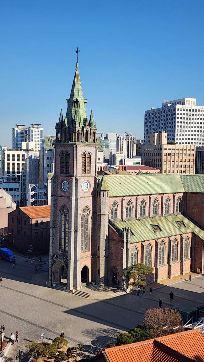 서울 명동대성당은 첨탑이 치솟은 고딕 양식으로 1898년 축복식을 했다.