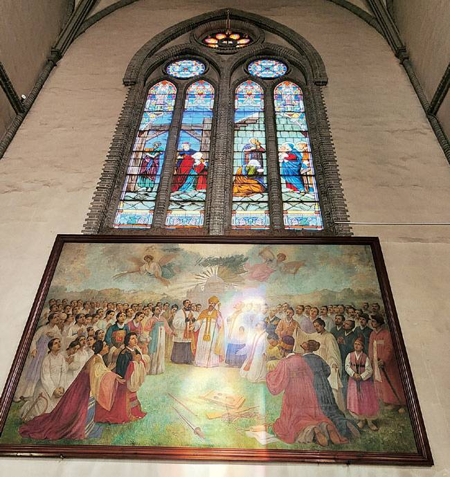 아기예수 탄생을 표현한 유리화의 빛이 그 아래 ‘79위 복자화’에 비치고 있다.