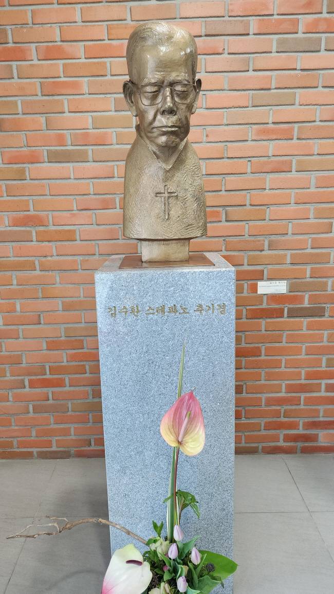 범우관에 있는 김수환 추기경의 흉상으로, 최종태 조각가의 작품.